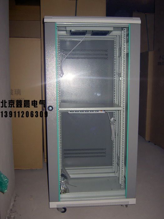 XC-1網(wǎng)絡(luò)服務(wù)器機(jī)柜。3.jpg